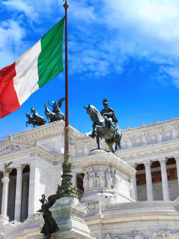 Navigating Rome's Alleys in a Fiat 500: A Close-Up of Piazza Venezia