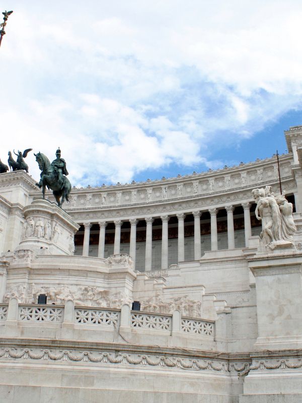 Navigating Rome's Piazza Venezia in a Fiat 500